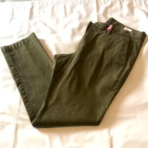 GAP men’s modern slim khakis in deep green